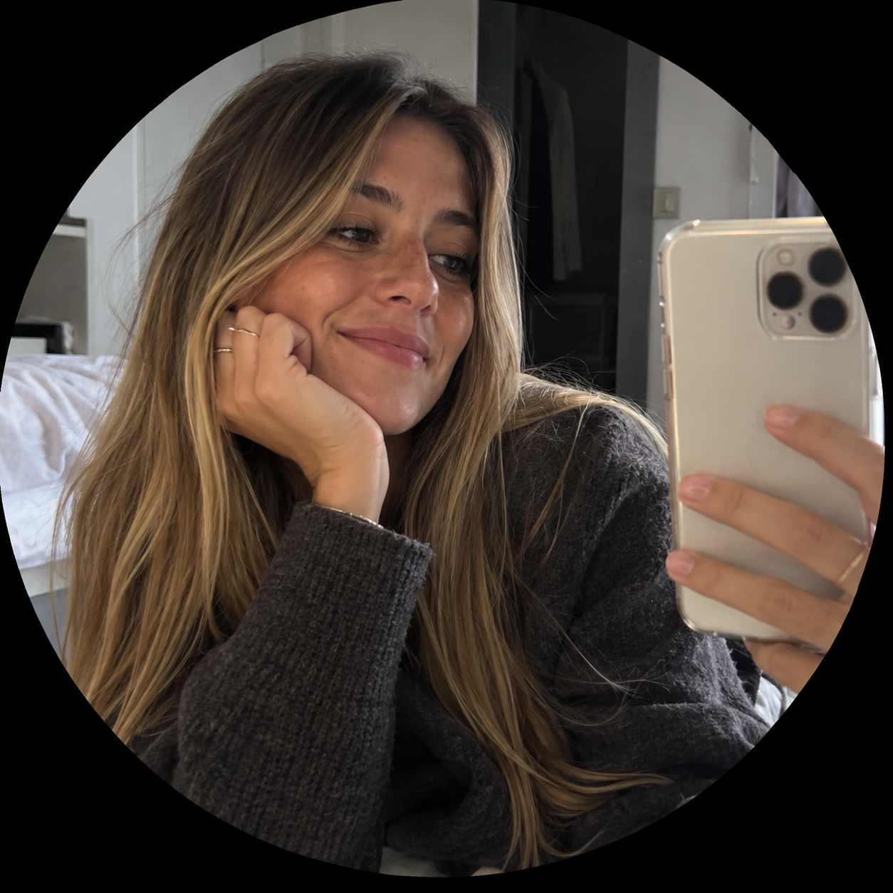 files/Selfi_en_espejo_con_sonrisa_calida.png